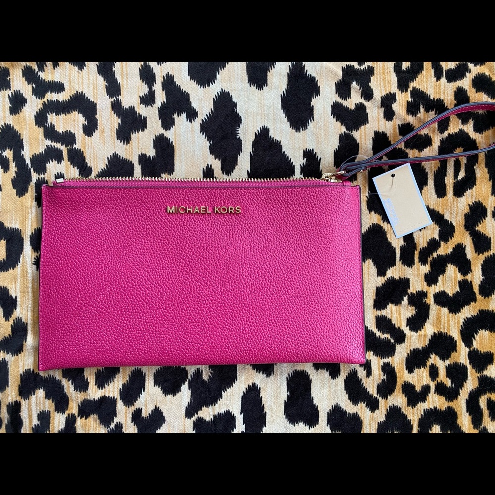 ❌❌SOLD❌❌Hot pink leather Michael Kors wristlet